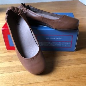 ABEO ‘Tammy’ ballet flats in tan sized 8.5 In original box.